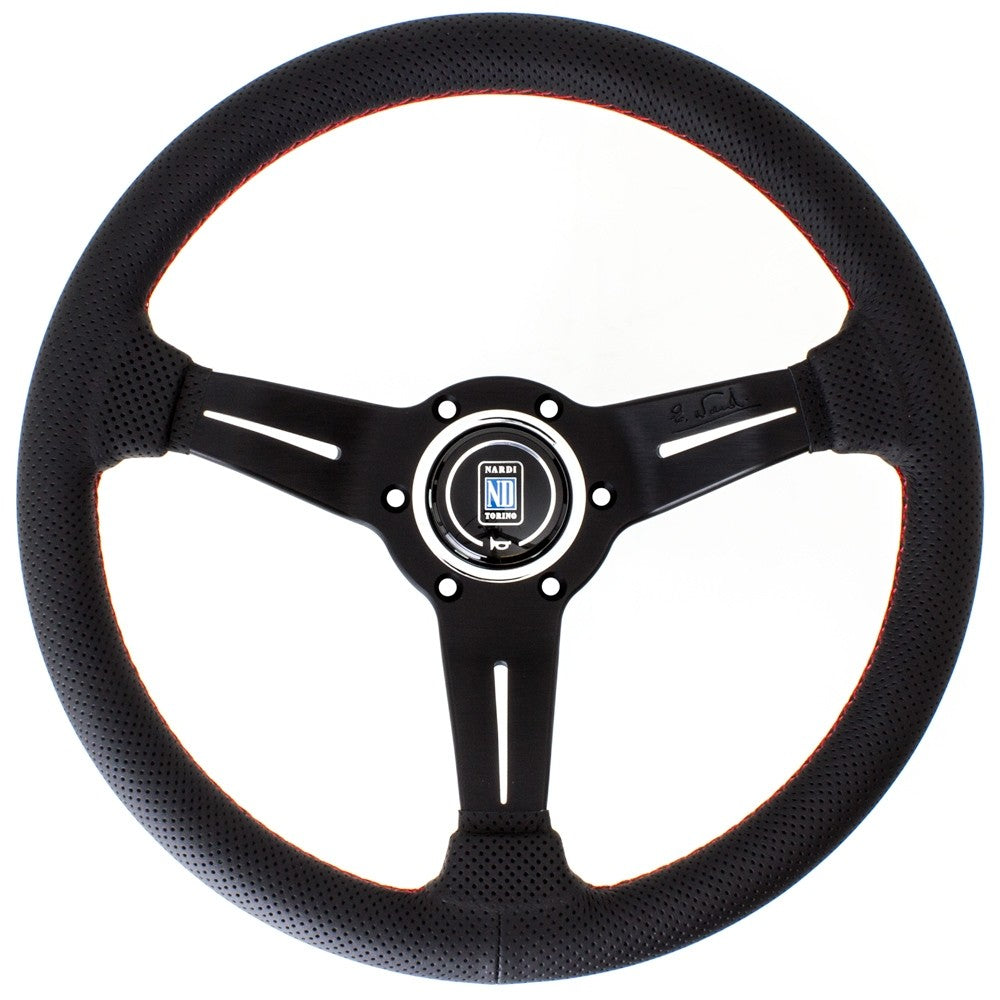 Nardi Deep Corn Lenkrad, Schwarz Perforiertes Leder, Schwarze Speichen, Rote Nähte, 50 mm Schüsselung, Durchmesser 33 cm - The Performance Shop | Your #1 Source for Performance Parts