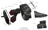 Ein detailliertes Diagramm des Eventuri Carbon Ansaugsystems für Audi C7 RS6 RS7 von Eventuri zeigt Komponenten wie die CF-Airbox, zwei CF-Venturi-Rohre, Hochdurchflussfilter, Dichtungen, CF-Heckdeckel, Hitzeschild, CF-Kanal und CF-Lufthutze – alles sorgfältig beschriftet und um die Zentraleinheit herum angeordnet.