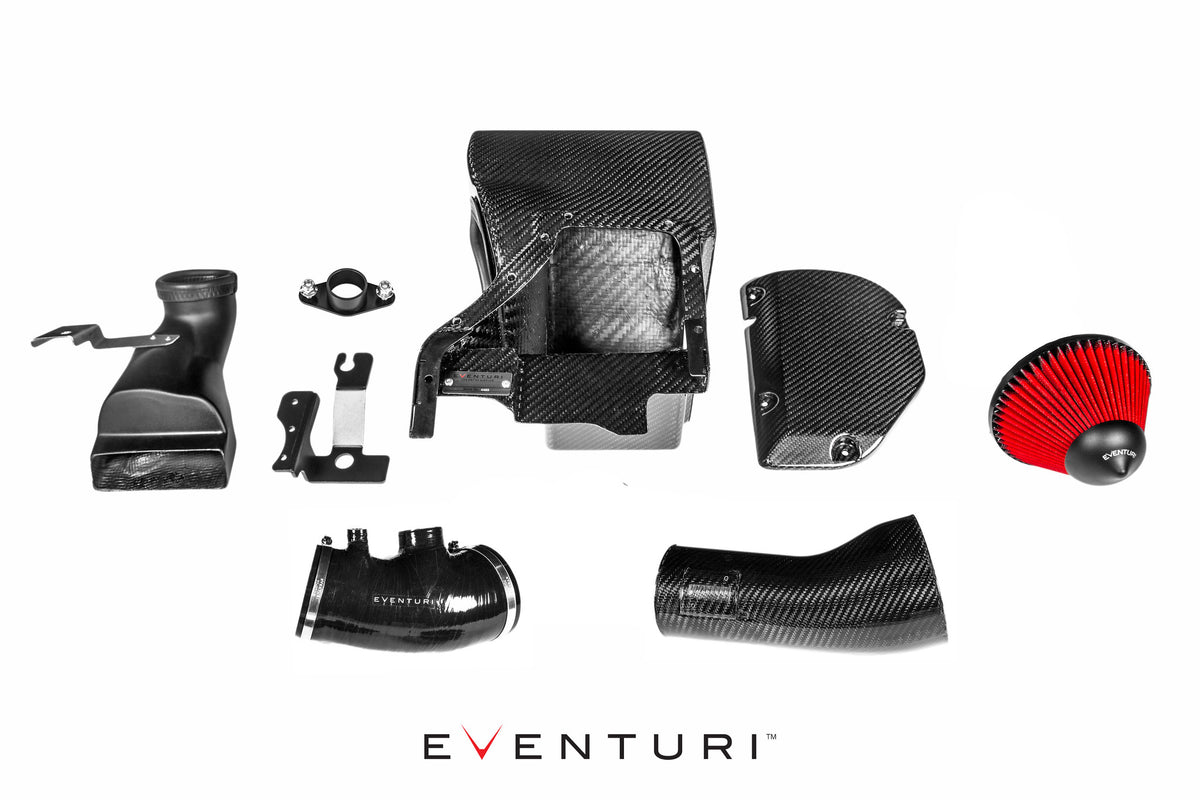 Auf weißem Hintergrund ist das Eventuri Carbon Ansaugsystem für den Honda Civic Type-R FK8 abgebildet, das eine Reihe von Automotorteilen aus Kohlefaser umfasst. Dazu gehören verschiedene Schläuche, ein Hitzeschild und ein roter Luftfilter. Die Komponenten sind ordentlich mit einer Eventuri Carbon-Lufthutze angeordnet und zeigen das Eventuri-Logo in der Mitte unten.