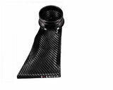 Wir präsentieren den Eventuri Carbon Kevlar Scoop für den BMW E46 M3, einen eleganten schwarzen Ansaugstutzen aus Carbonfaser mit glänzender Oberfläche. Der Markenname Eventuri ist unten in fetten weißen und roten Buchstaben deutlich zu erkennen. Dieser Stutzen hat oben eine zylindrische Öffnung und geht unten in ein breiteres, flaches Ende über, alles auf einem schlichten weißen Hintergrund.