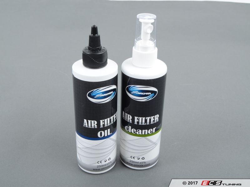 Vor einem grauen Hintergrund stehen zwei Flaschen der Marke Eventuri nebeneinander, die das Eventuri Filter Reinigungs Kit enthalten. Die linke Flasche trägt die Aufschrift „Air Filter Oil“ und einen schwarzen Verschluss, die rechte trägt die Aufschrift „Air Filter Cleaner“ und eine weiße Sprühdüse. Jede Flasche enthält 250ml Flüssigkeit und trägt das Eventuri-Logo. Unten ist ein kleiner Copyright-Hinweis zu sehen.