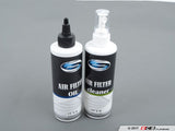 Vor einem grauen Hintergrund stehen zwei Flaschen der Marke Eventuri nebeneinander, die das Eventuri Filter Reinigungs Kit enthalten. Die linke Flasche trägt die Aufschrift „Air Filter Oil“ und einen schwarzen Verschluss, die rechte trägt die Aufschrift „Air Filter Cleaner“ und eine weiße Sprühdüse. Jede Flasche enthält 250ml Flüssigkeit und trägt das Eventuri-Logo. Unten ist ein kleiner Copyright-Hinweis zu sehen.