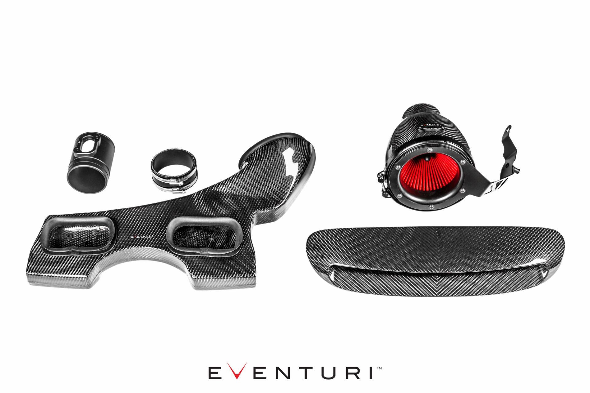 Das Eventuri Carbon Ansaugsystem für Mini F5x Cooper S / JCW LCI wird mit seinen Automotorteilen auf weißem Hintergrund angezeigt und zeigt ein Ansaugsystem aus Kohlefaser mit einem roten Filter, einer Abdeckplatte und kleinen zylindrischen Komponenten. Unten ist der Markenname „Eventuri“ in kräftiger schwarzer und roter Typografie hervorgehoben.